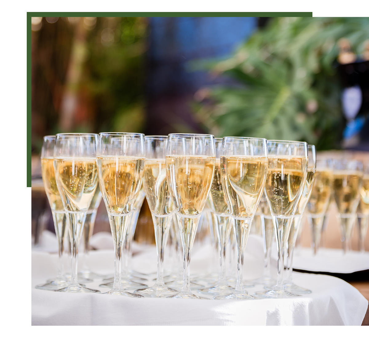 une dizaine de flûtes de champagne à l'occasion d'un évènement privé pour une entreprise