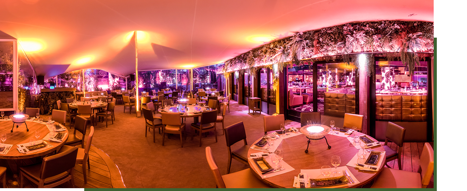 salle du restaurant bâoli avec des tables rondes parfaitement décorées et une lumière orangée