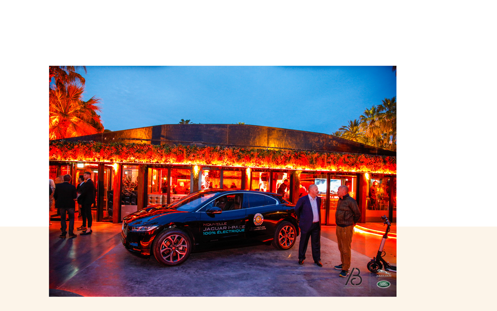 corporate event pour la soirée de land rover jaguar avec la présentation d'une nouvelle voiture