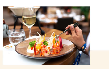 plat savoureux avec du homard et un verre de vin blanc au restaurant bâoli